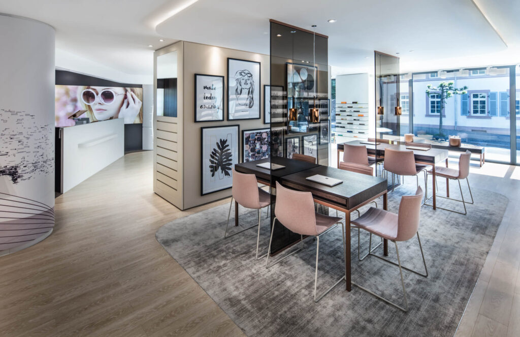 Weitwinkel-Aufnahme des Showrooms der Filiale Wittlich mit Sitzgelegenheiten und einer großzügigen Auswahl an Brillen.