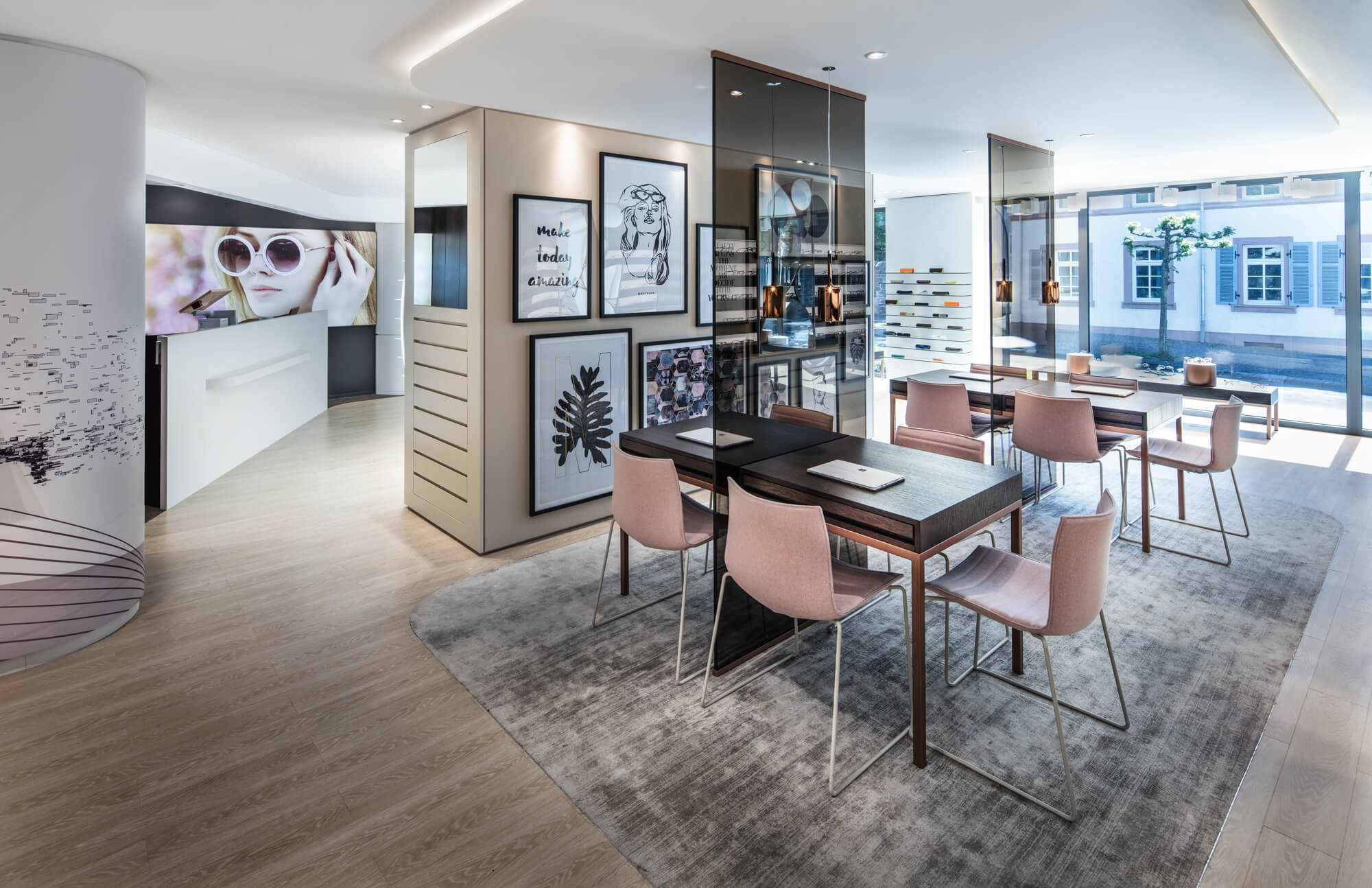 Weitwinkel-Aufnahme des Showrooms der Filiale Wittlich mit Sitzgelegenheiten und einer großzügigen Auswahl an Brillen.