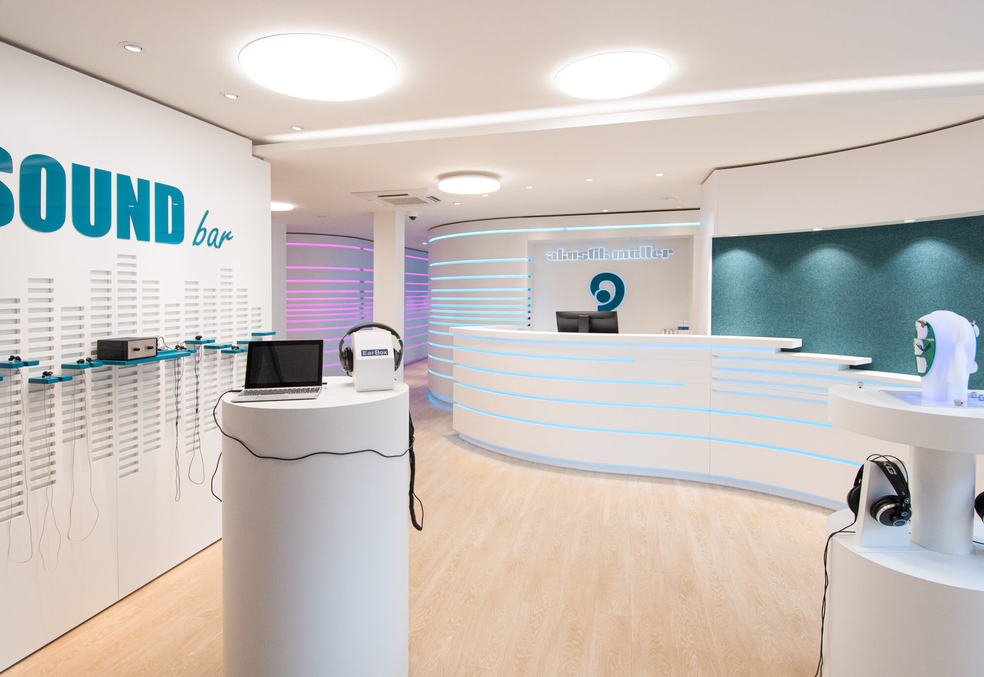 Weitwinkel-Aufnahme des Akustik Eingangsbereichs der Filiale Wittlich mit SoundBar und Theke