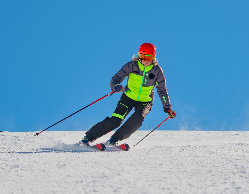 Skifahrerin mit Skibrille fährt Ski