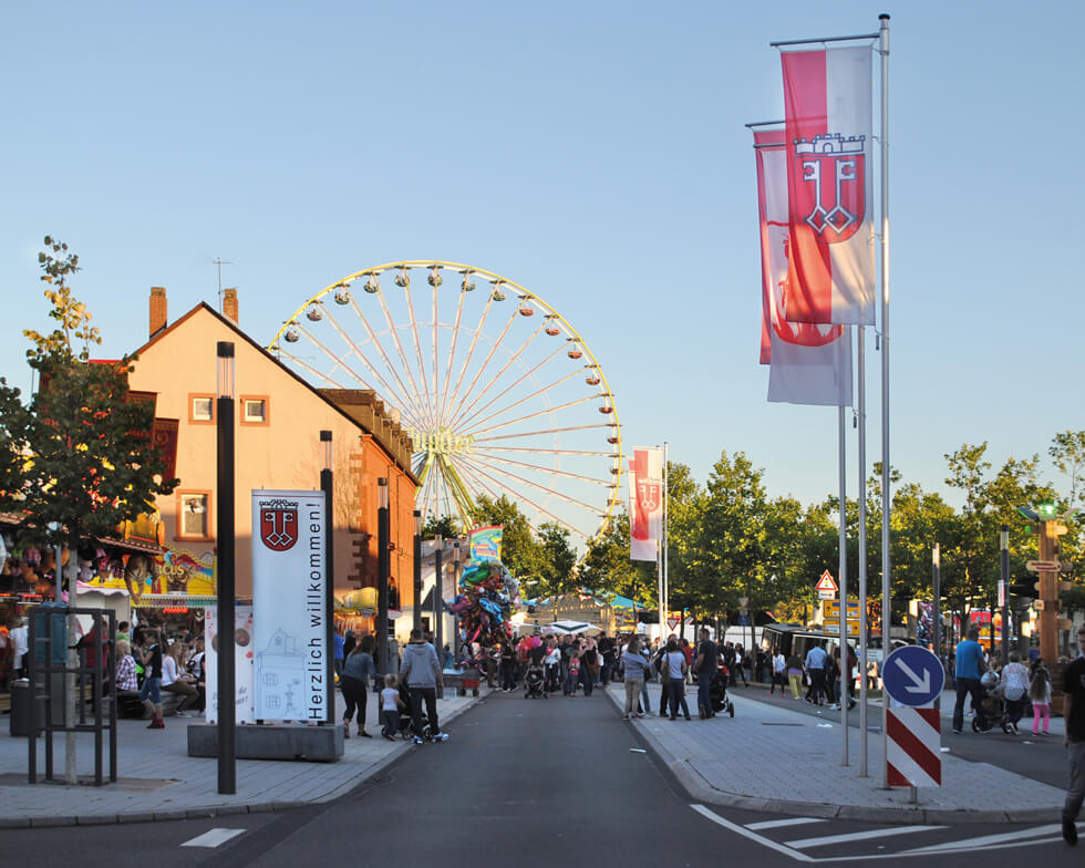 Rummelplatz der Säubrennerkirmes Wittlich. Im Hintergrund das Riesenrad