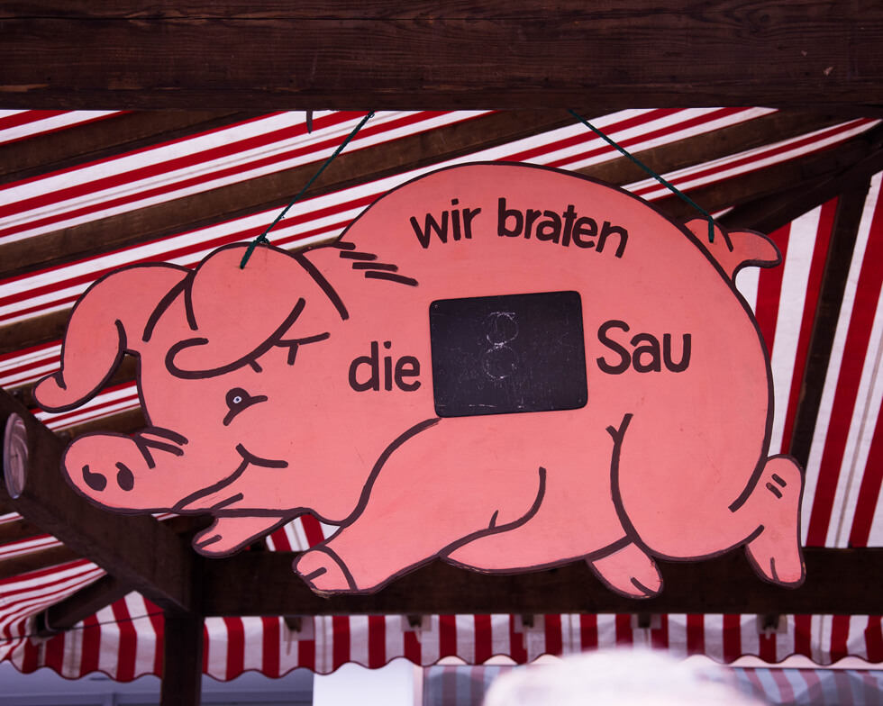 Sau-Schild mit der Aufschrift "Wir braten die 8. Sau" auf der Säubrennerkirmes Wittlich