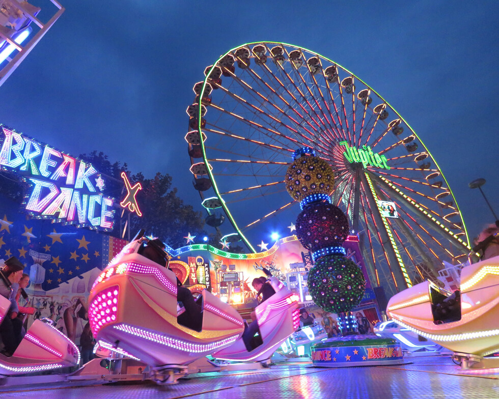 Rummelplatz mit Riesenrad und BreakDanke auf der Säubrenner-Kirmes in Wittlich