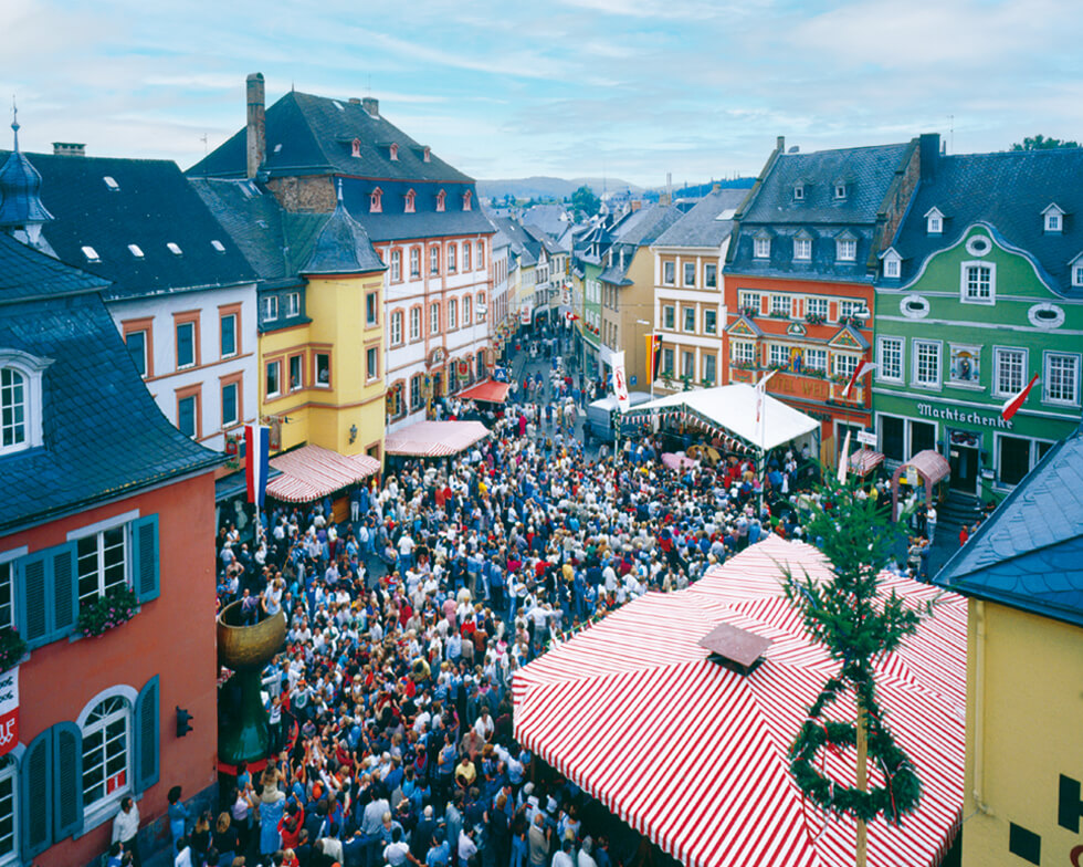 Marktplatz mit vielen Menschen auf der Säubrenner-Kirmes in Wittlich.