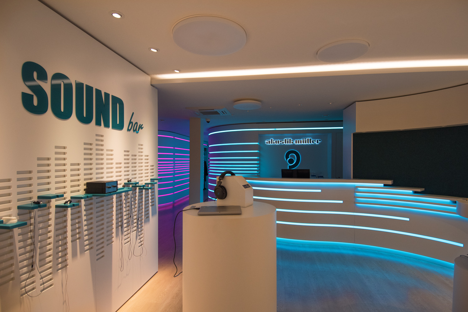 Weitwinkel-Aufnahme des Akustik-Eingangsbereichs der Filiale Wittlich mit SoundBar im Vordergrund und Ambiente-Beleuchtung