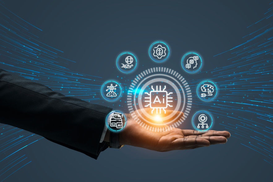 Stimmungsfoto mit einer männlichen Hand, über der Hand schweben Hologramme mit verschiedenen Icons