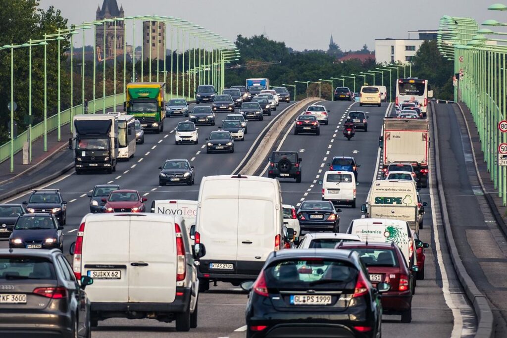 Stark befahrene Autobahn mit 6 Spuren